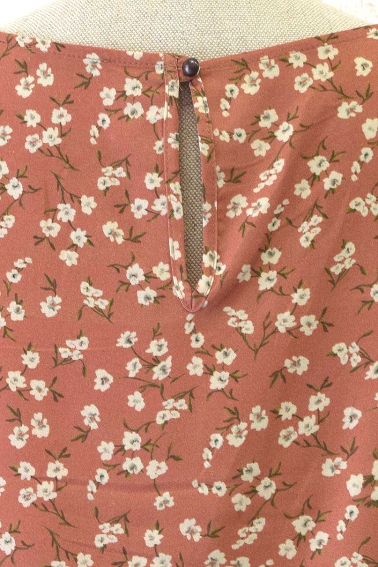 Viskose Bluse Kurzarm für Damen in Altrosa mit weißem Blumenmuster Detailansicht Knopfverschluss hinten