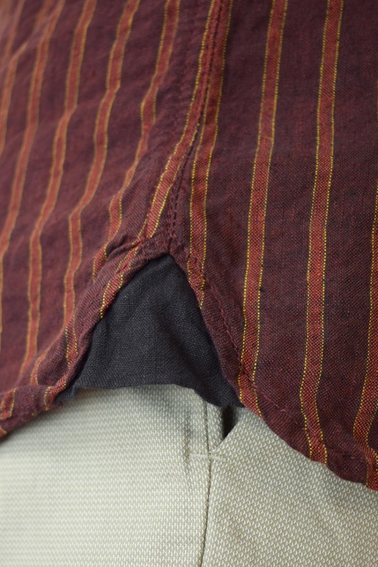 Leinenhemd für Herren mit Stehkragen in Weinrot gestreift Detailansicht seitlich